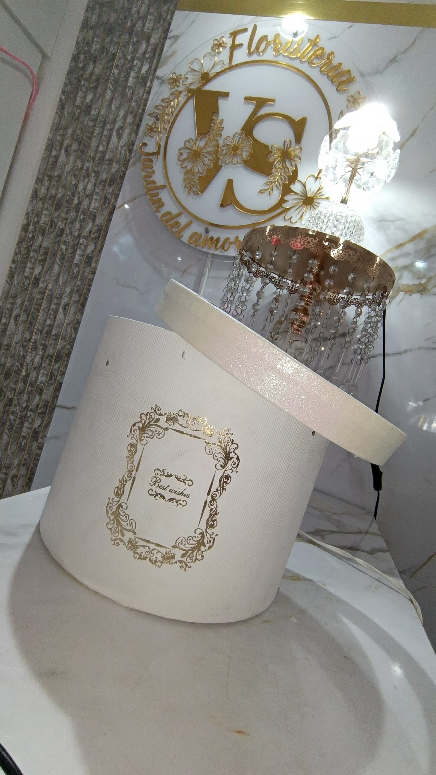 0-1728x3072-0-0-{}-0-12# Caja Cilíndrica Blanca “Best Wishes” con Tapa Brillante