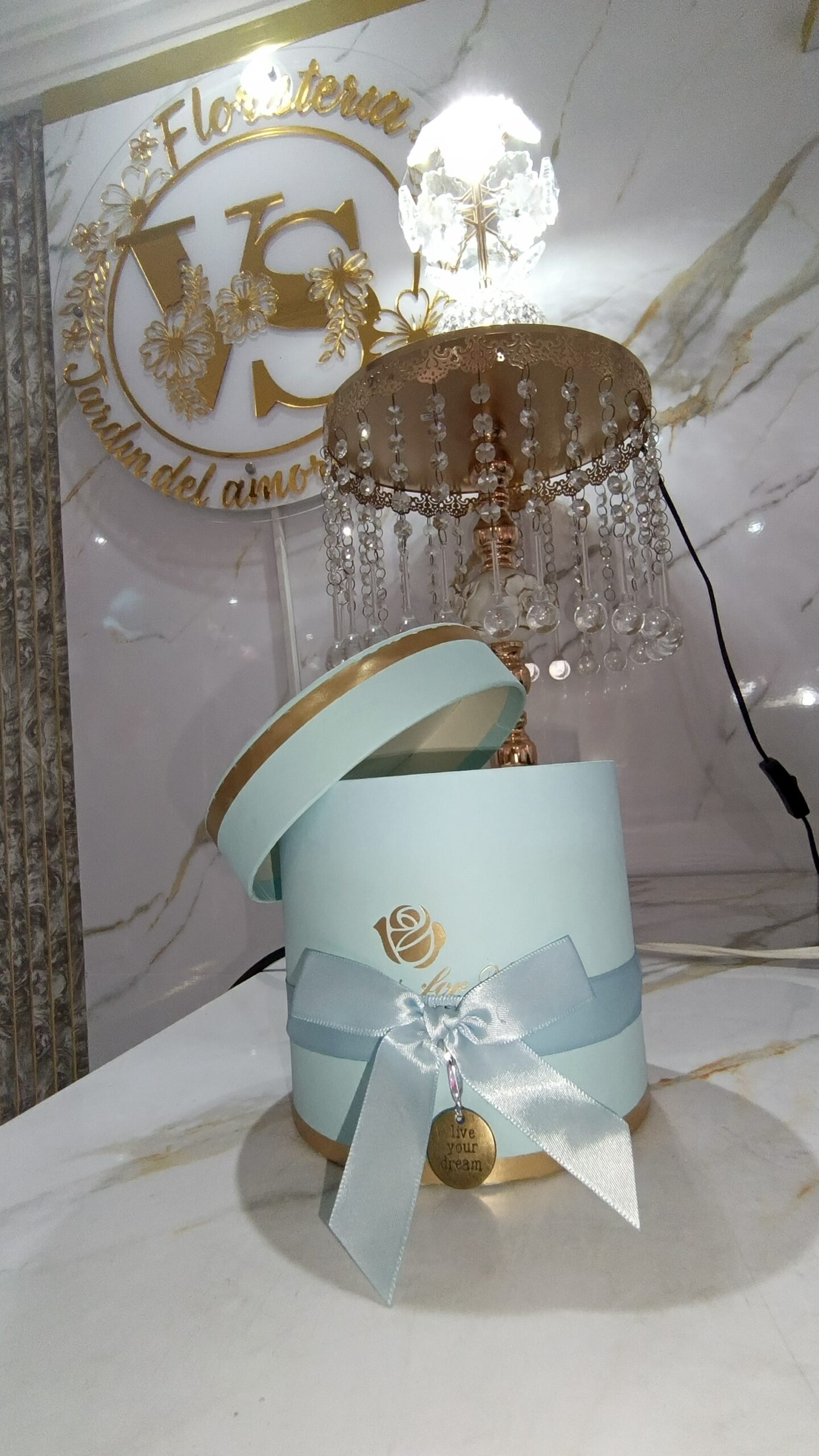 Caja Cilíndrica Celeste con Detalles Dorados y Lazo