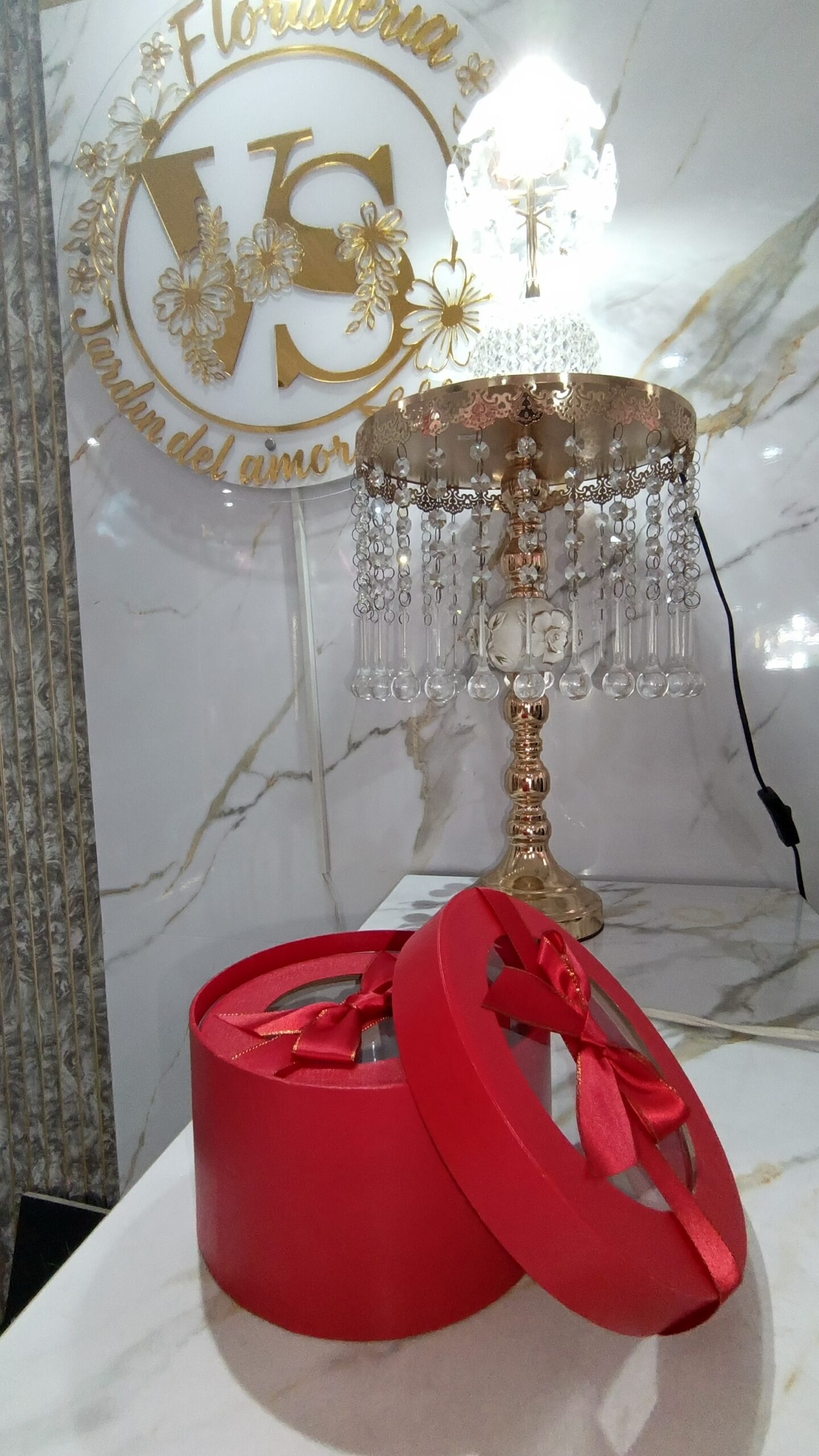 Caja Cilíndrica Roja con Ventana y Lazo