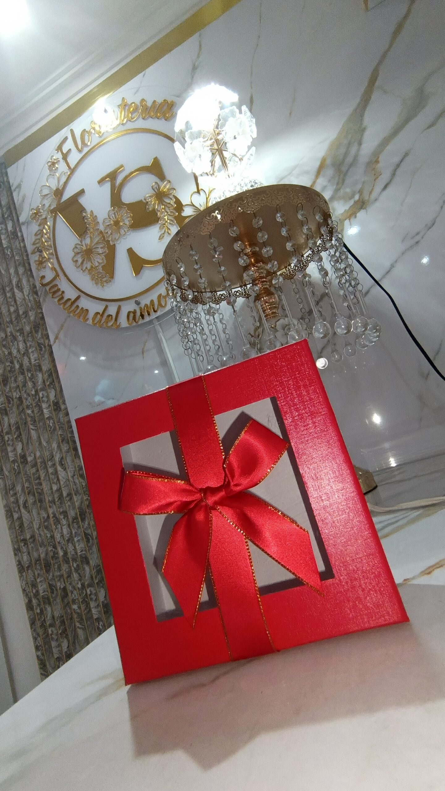 Caja Cuadrada Roja con Ventana y Lazo