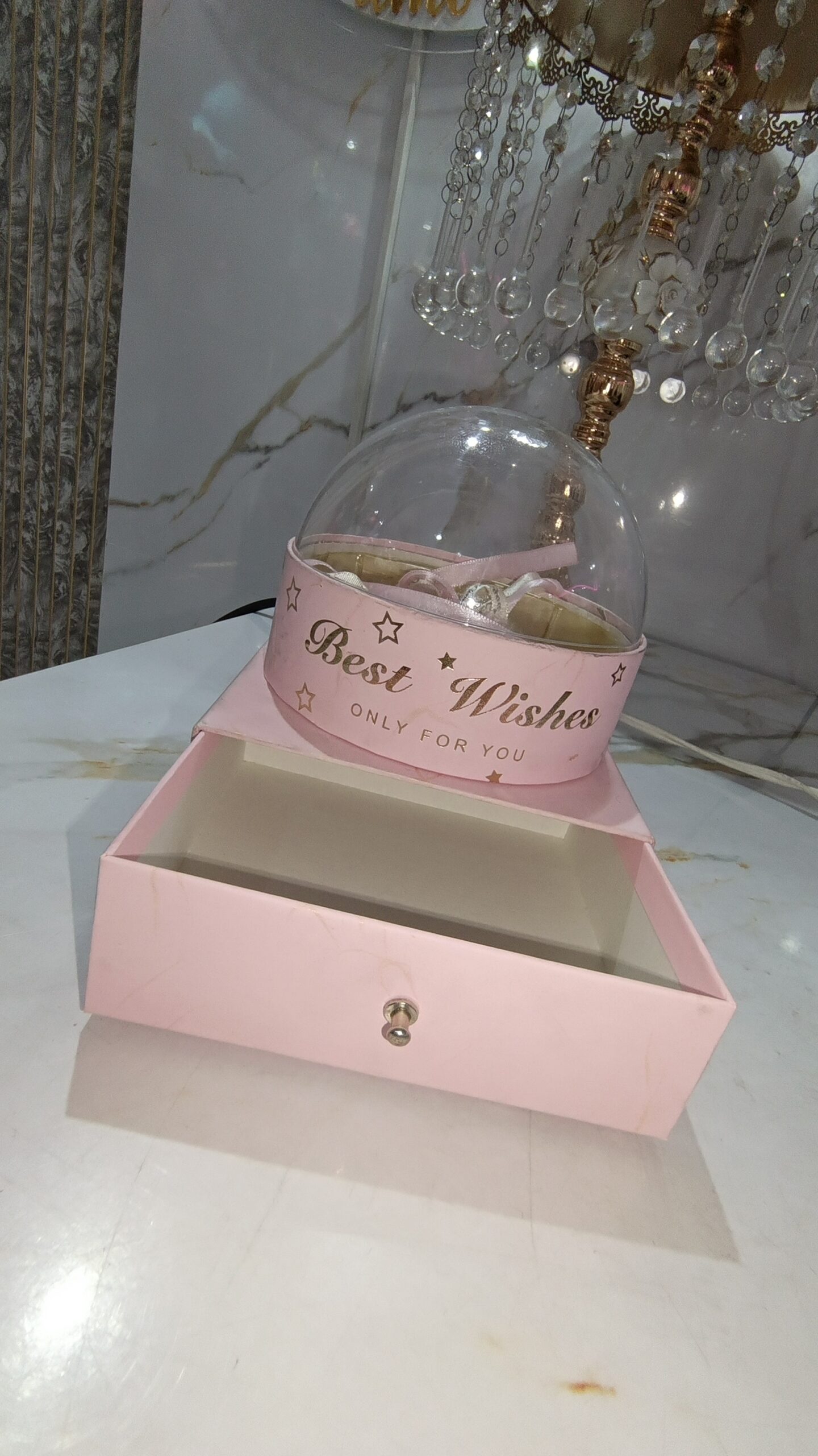 Caja de Regalo Rosada con Cúpula Transparente y Cajón