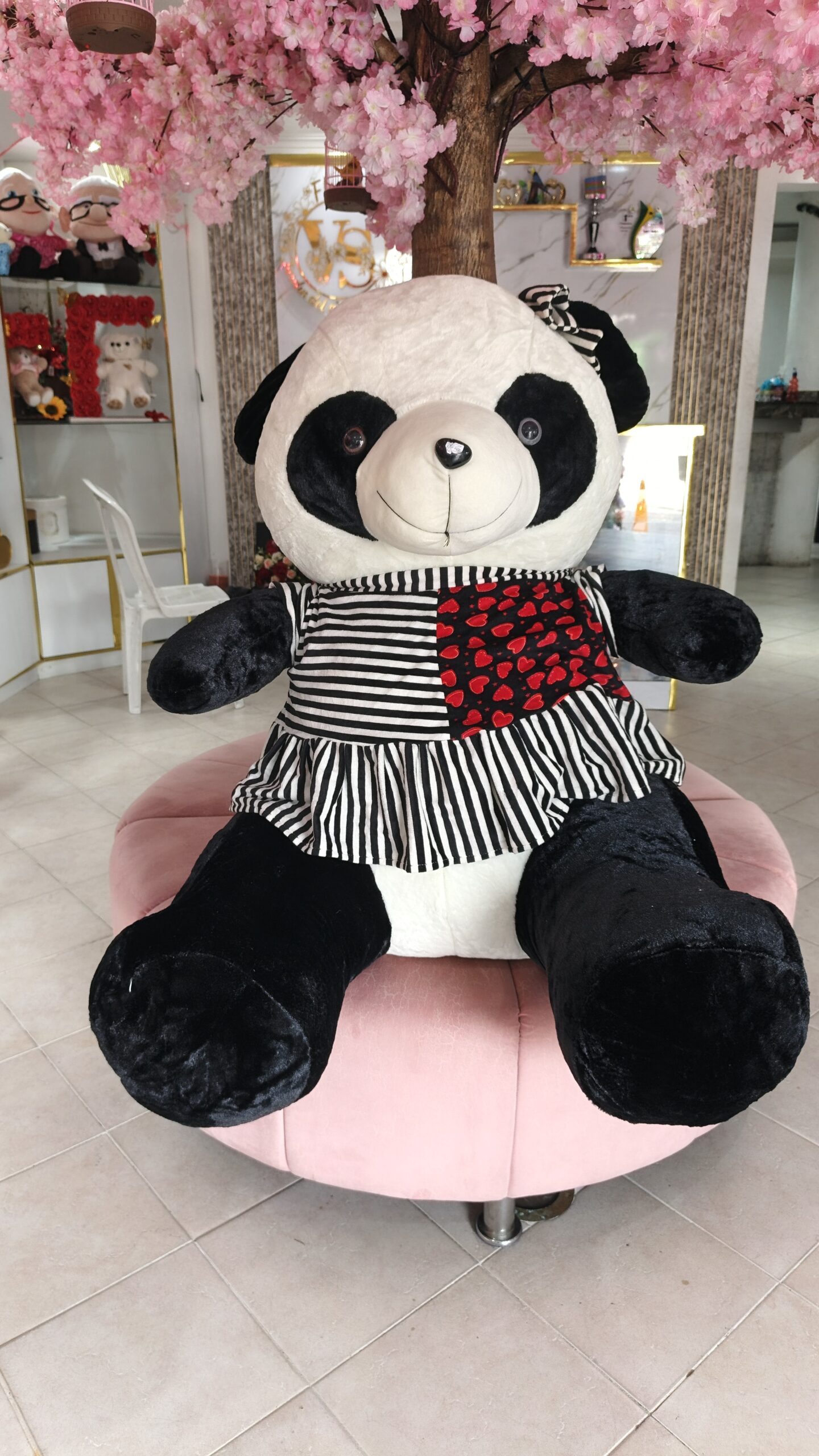 Panda Gigante con Vestido a Rayas y Corazones