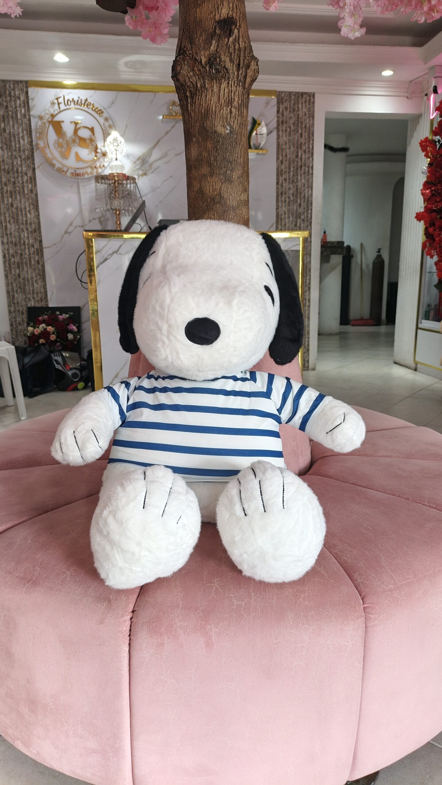 Perrito Blanco con Camiseta a Rayas