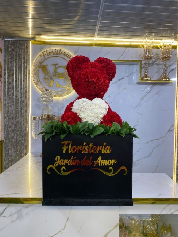 ARREGLO Osito Floral 3D Rojo con Corazón Blanco